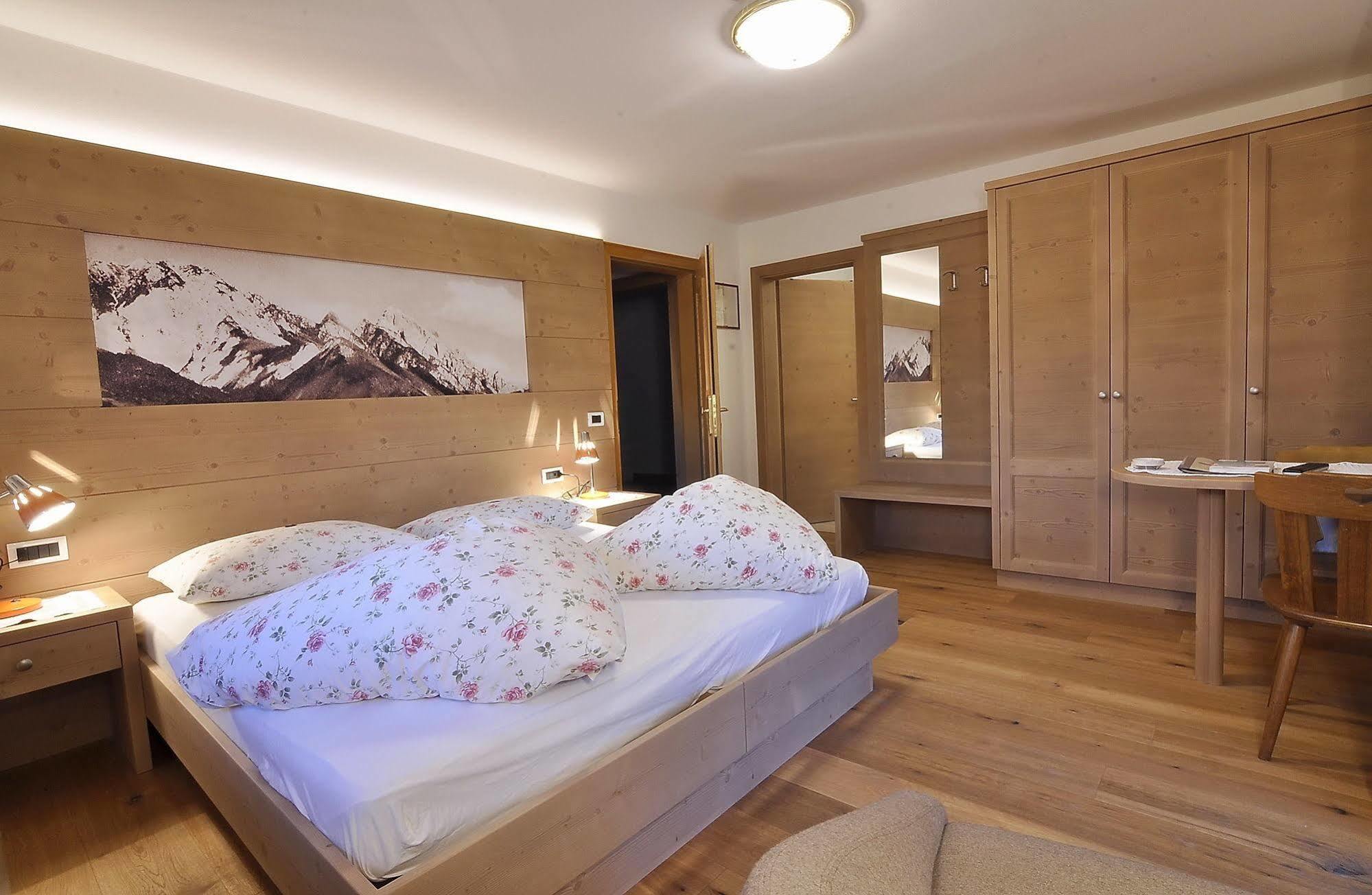 Hotel Monte Paraccia 산 비질리오 디 마레베 외부 사진