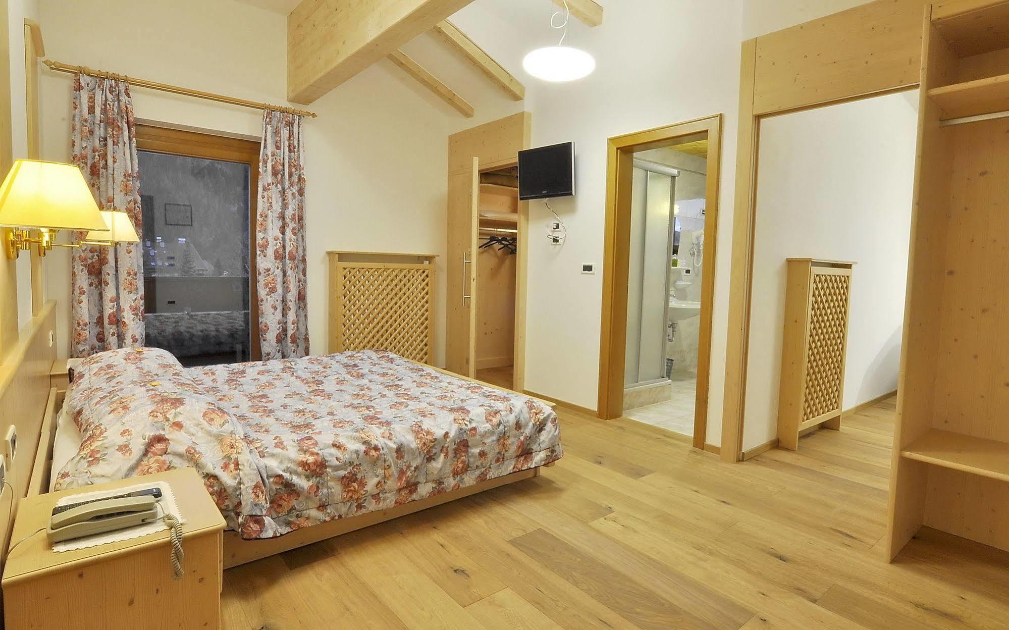 Hotel Monte Paraccia 산 비질리오 디 마레베 외부 사진